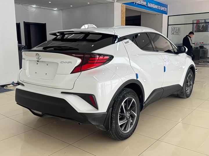 Фото 6 - Toyota C-HR