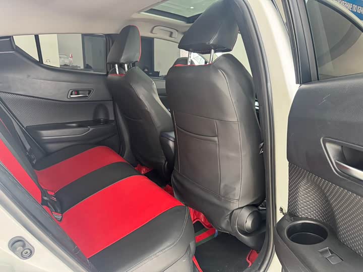 Фото 9 - Toyota C-HR