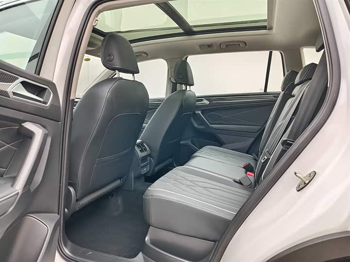 Фото 8 - Volkswagen Tiguan L Pro