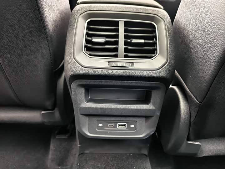 Фото 9 - Volkswagen Tiguan L Pro