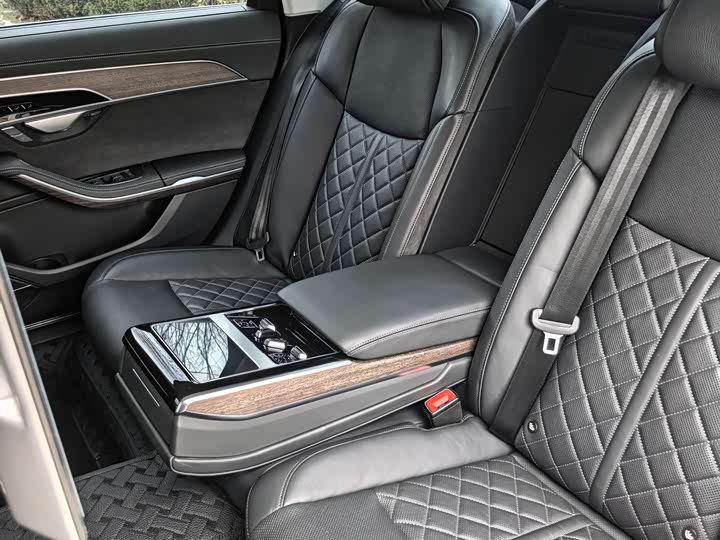Фото 6 - Audi A8