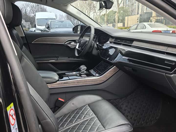 Фото 9 - Audi A8