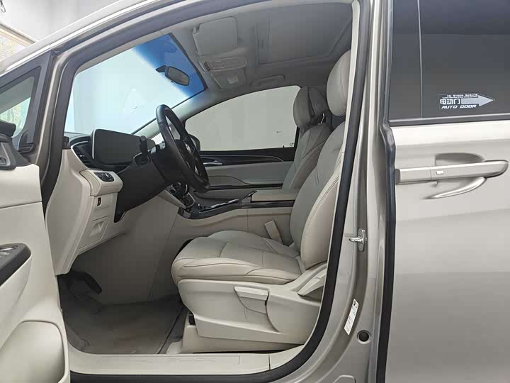 Фото 9 - Buick GL8 ES