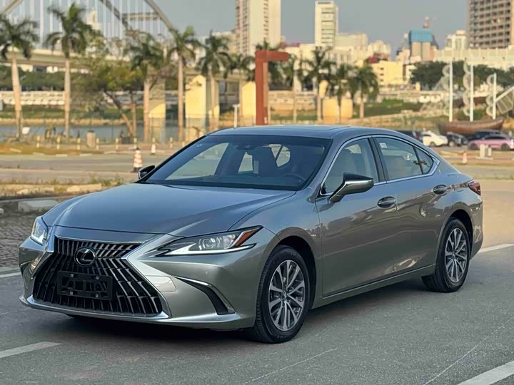 Фото 1 - Lexus ES