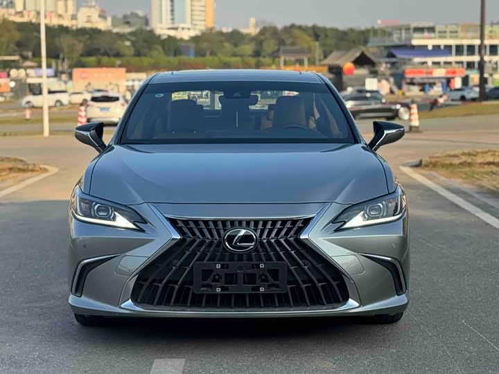 Фото 2 - Lexus ES