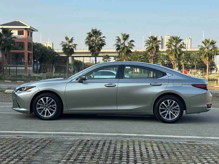 Фото 4 - Lexus ES