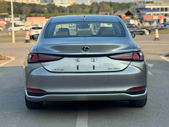 Фото 6 - Lexus ES