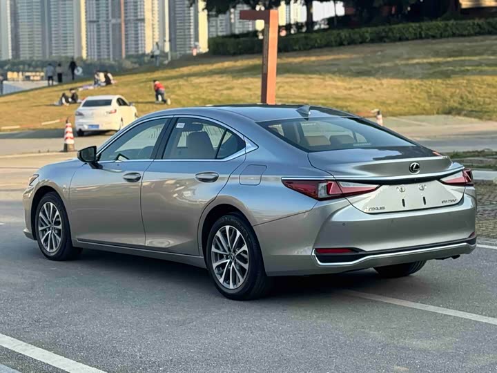 Фото 8 - Lexus ES