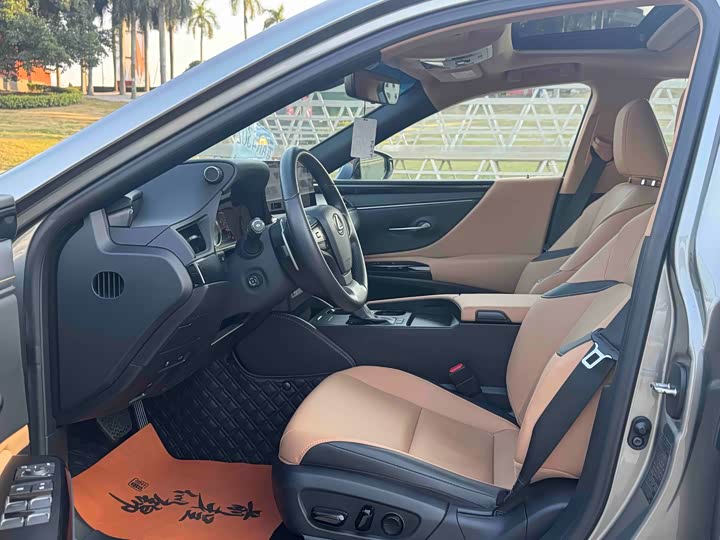 Фото 9 - Lexus ES