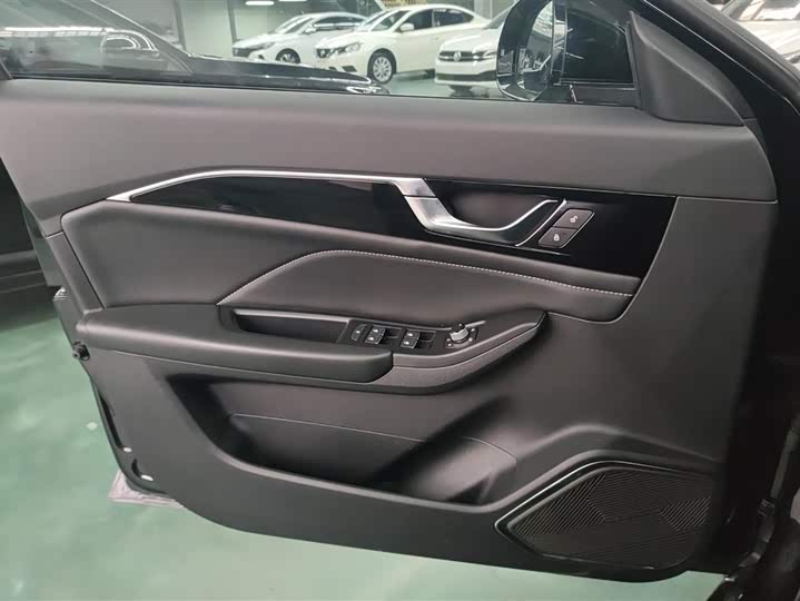 Фото 7 - Bestune B70