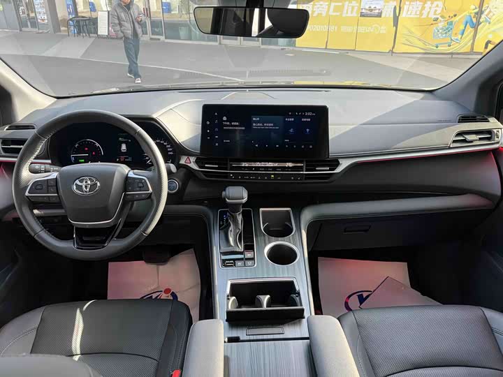 Фото 7 - Toyota Sienna