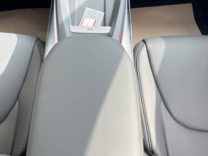 Фото 8 - XPeng Mona M03