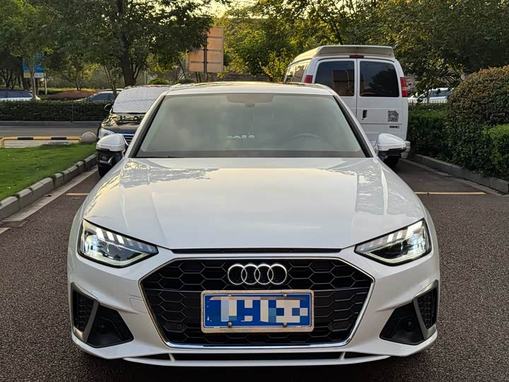 Фото 2 - Audi A4L