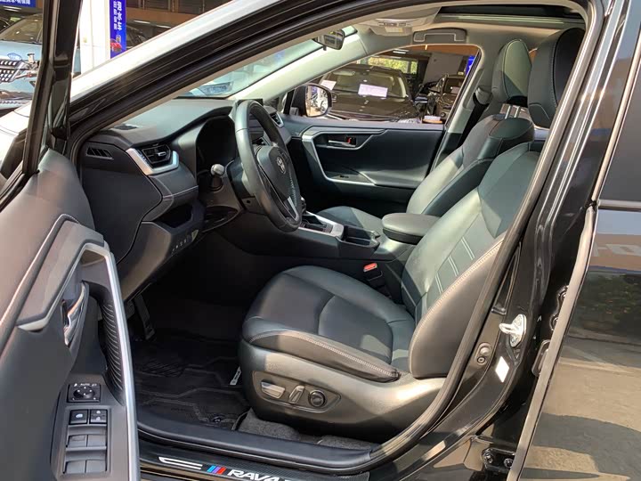 Фото 4 - Toyota RAV4