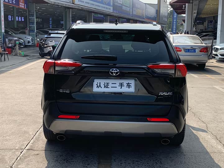 Фото 8 - Toyota RAV4