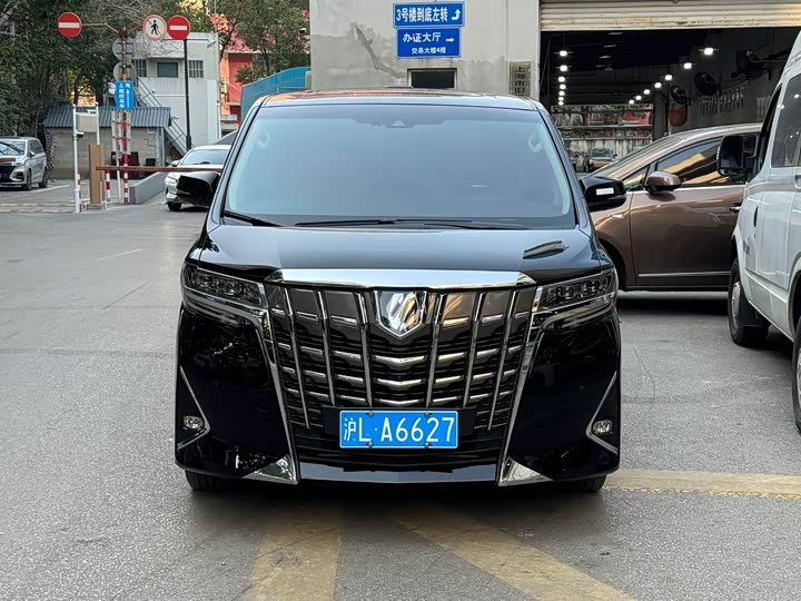 Фото 1 - Toyota Alphard