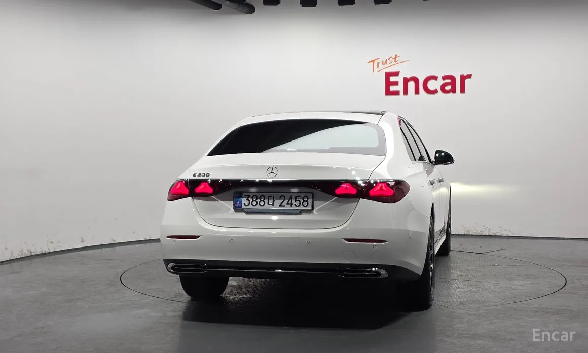 Фото 4 - Mercedes-Benz E-Class