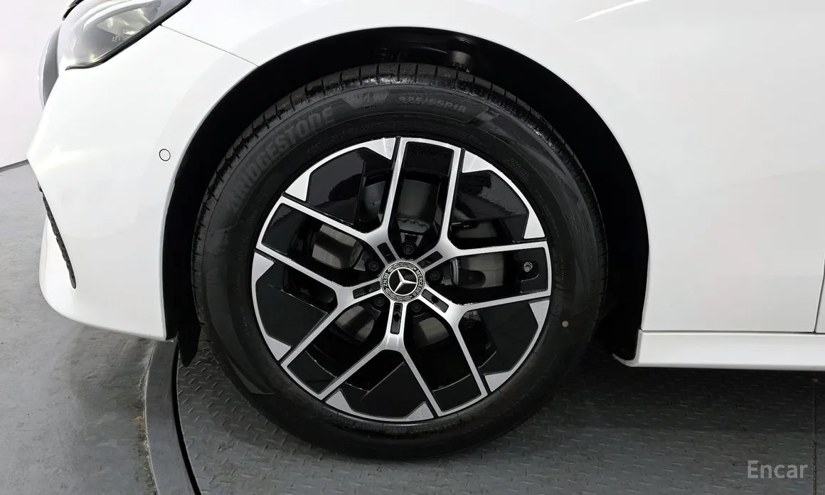 Фото 5 - Mercedes-Benz E-Class