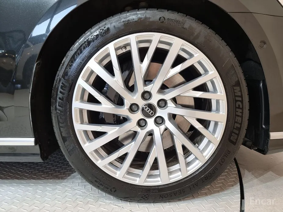 Фото 5 - Audi A8