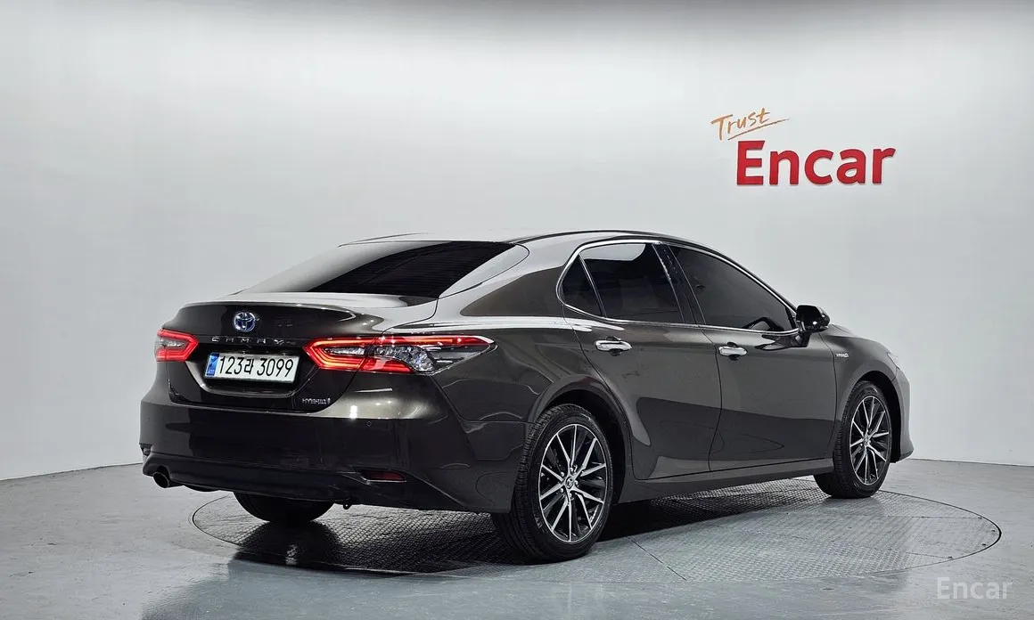 Фото 2 - Toyota Camry