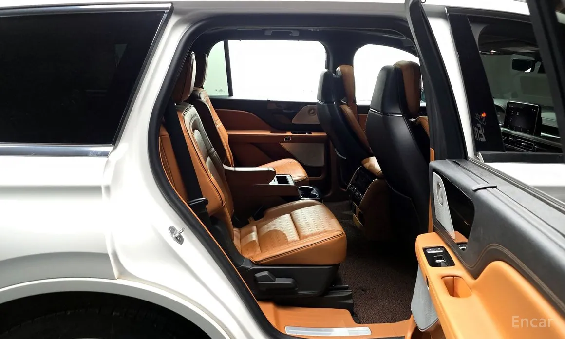 Фото 12 - Lincoln Aviator