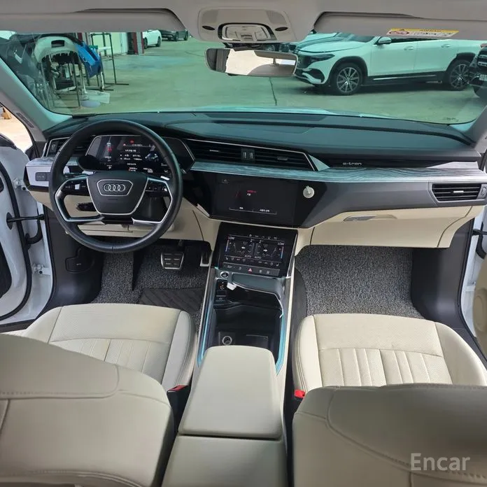 Фото 14 - Audi e-tron