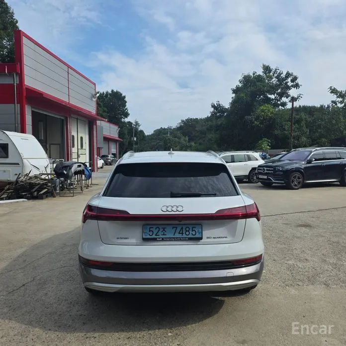 Фото 5 - Audi e-tron