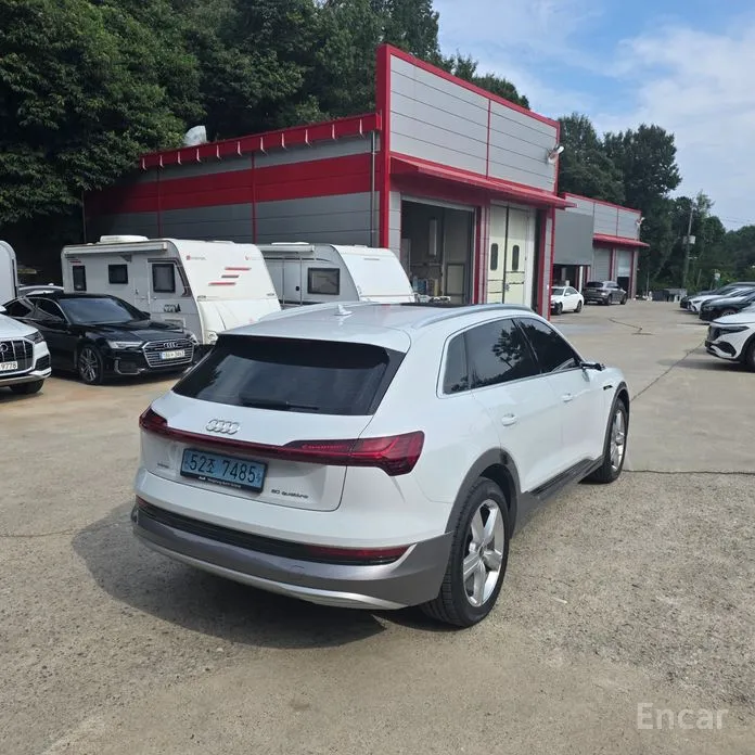 Фото 6 - Audi e-tron