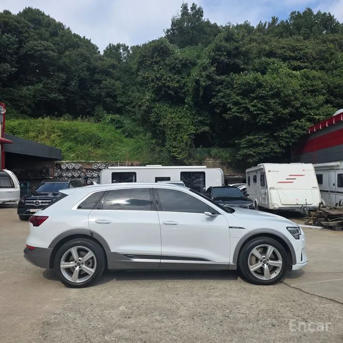 Фото 7 - Audi e-tron