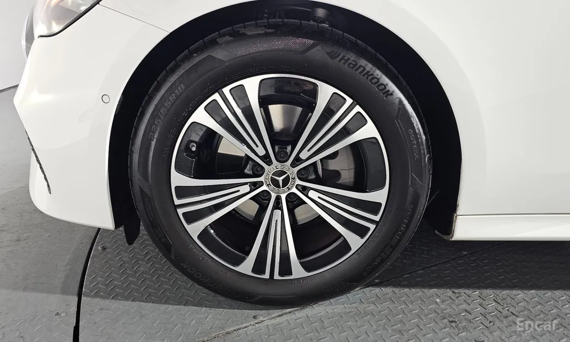 Фото 5 - Mercedes-Benz E-Class