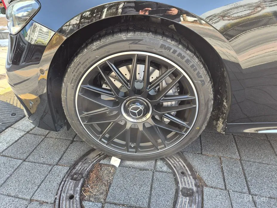 Photo 10 - Mercedes-Benz E-Class