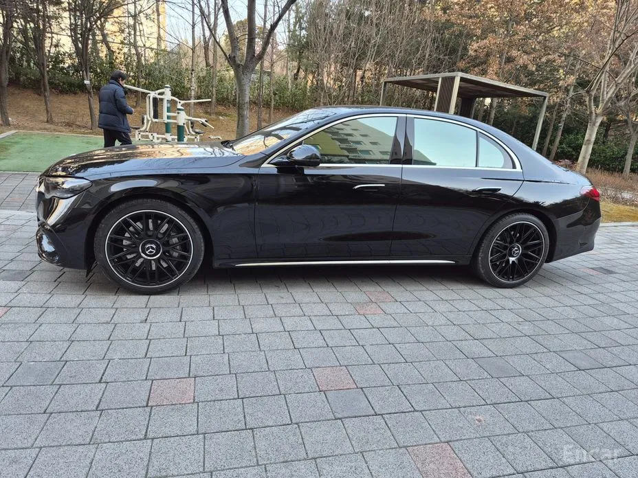 Photo 2 - Mercedes-Benz E-Class