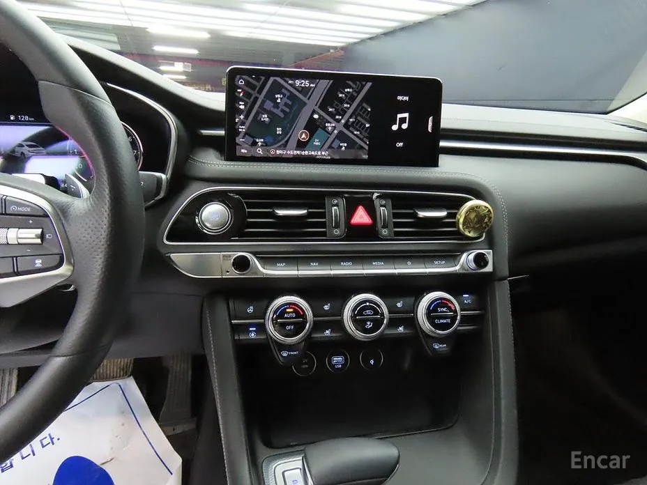 Фото 13 - Genesis G70