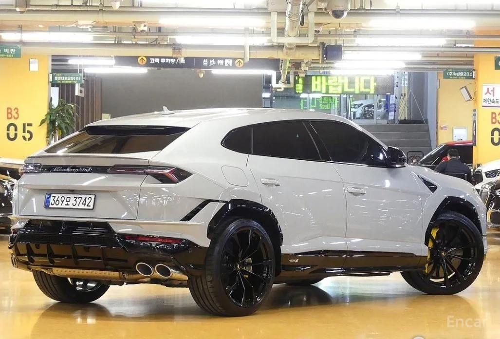 Фото 2 - Lamborghini Urus