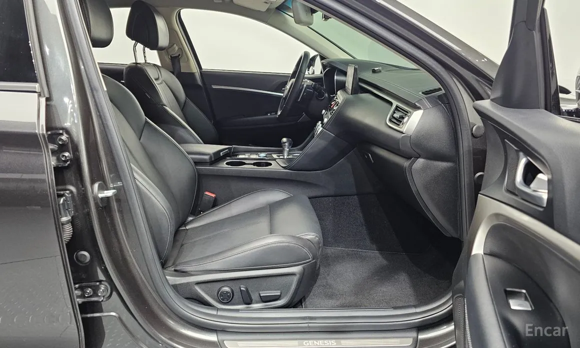Фото 11 - Genesis G70