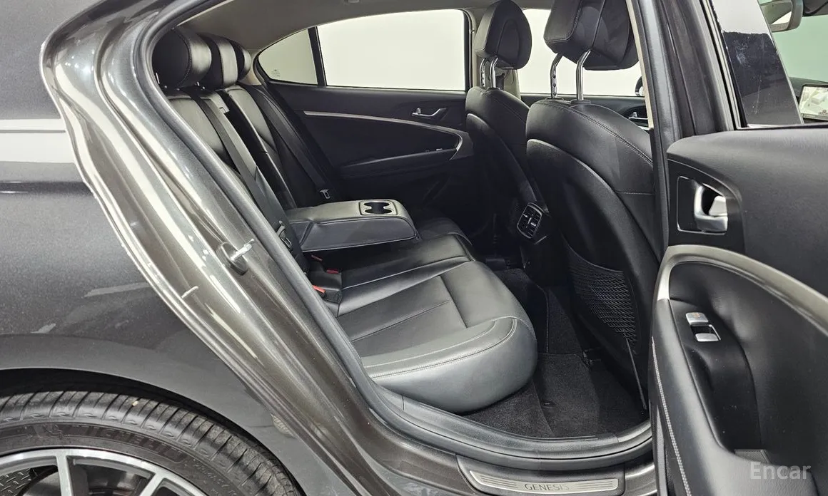 Фото 12 - Genesis G70