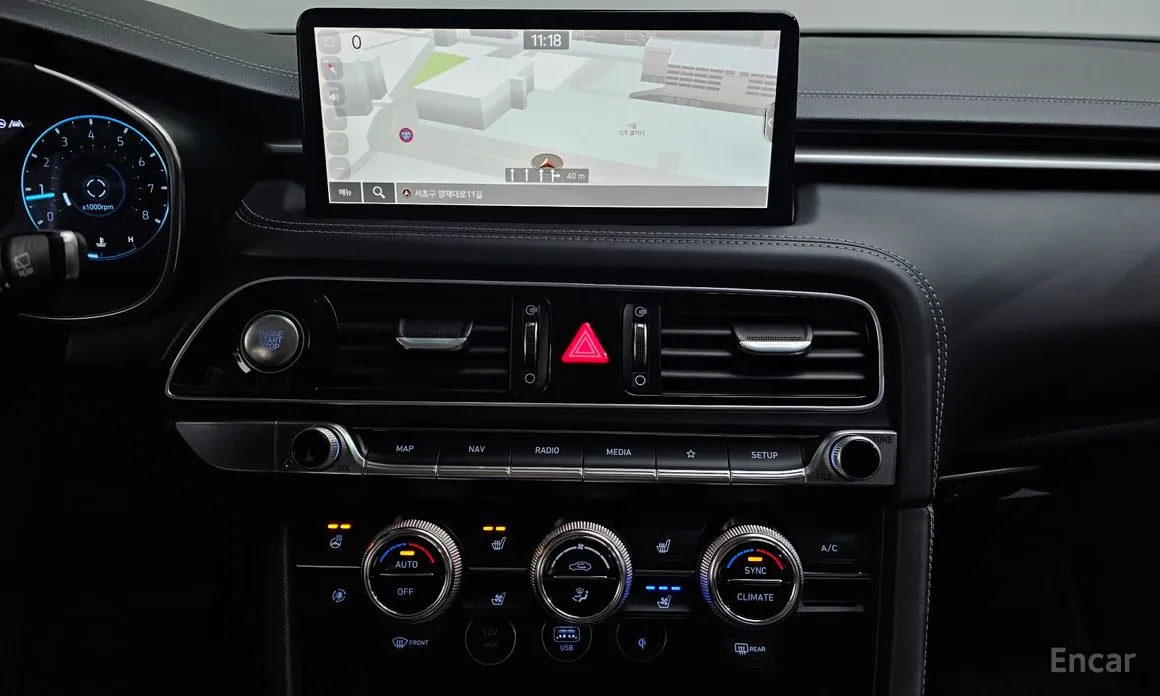 Фото 15 - Genesis G70