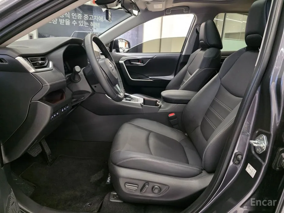 Фото 10 - Toyota RAV4