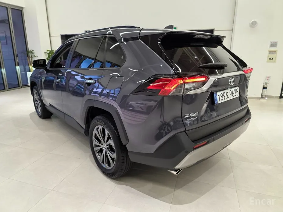 Фото 2 - Toyota RAV4