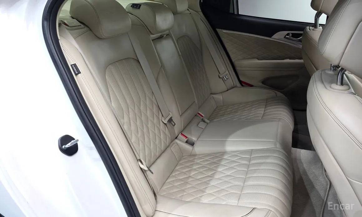 Фото 12 - Genesis G70