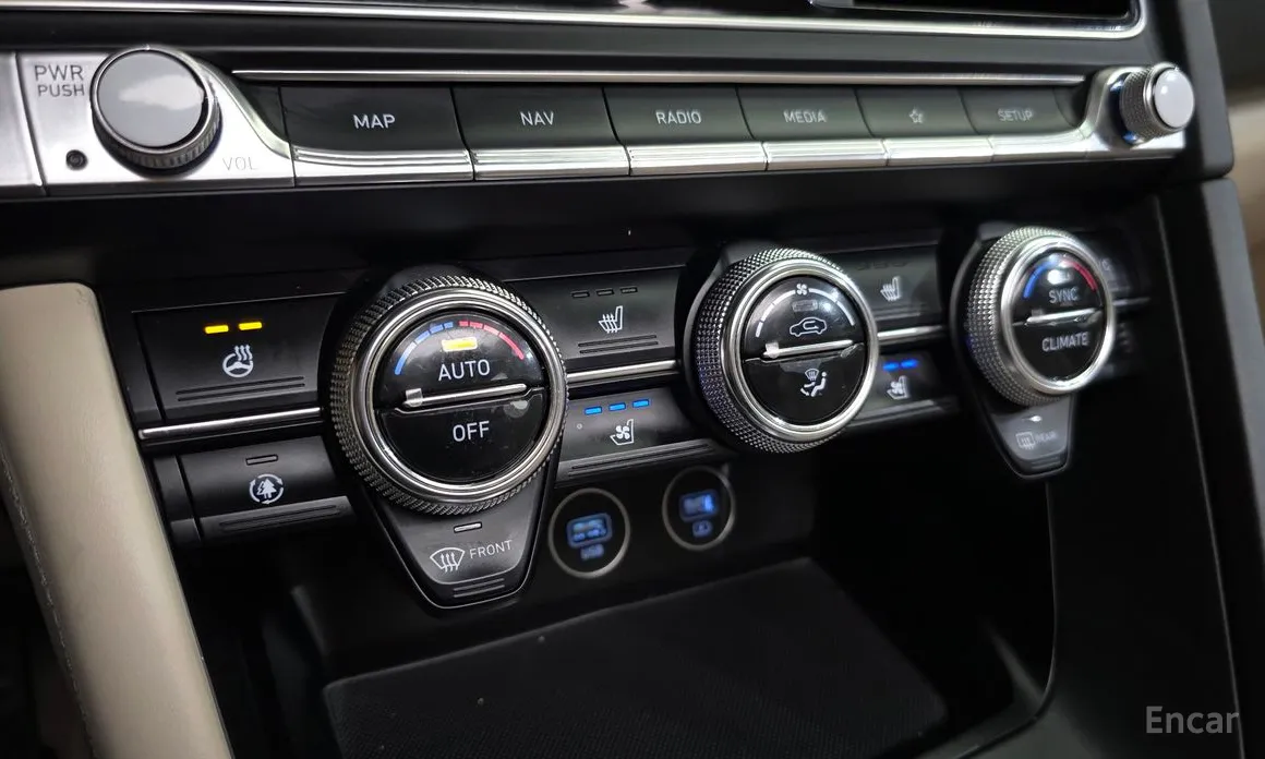 Фото 16 - Genesis G70