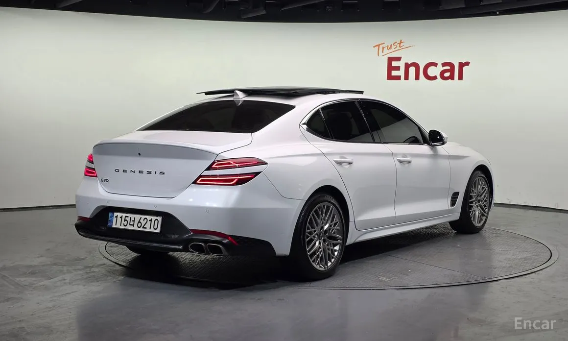 Фото 2 - Genesis G70