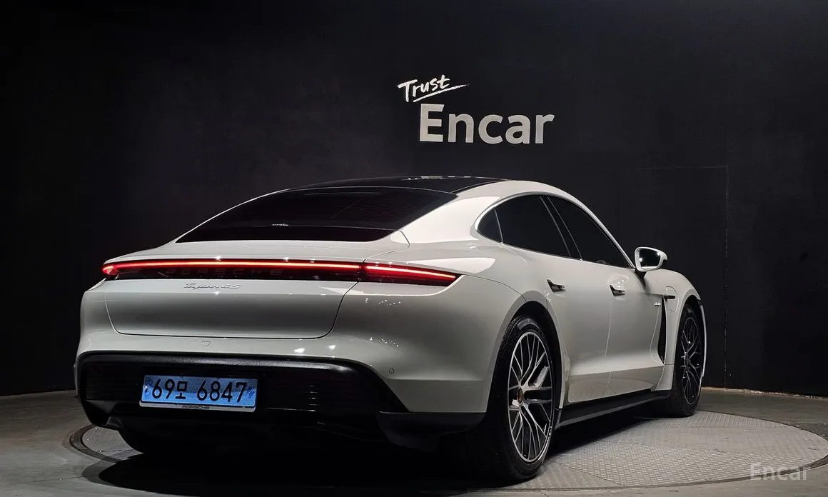 Фото 2 - Porsche Taycan