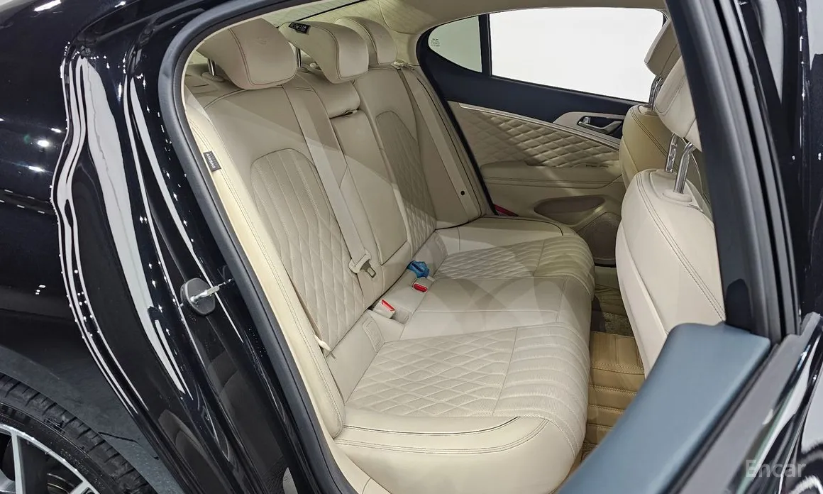 Фото 12 - Genesis G70