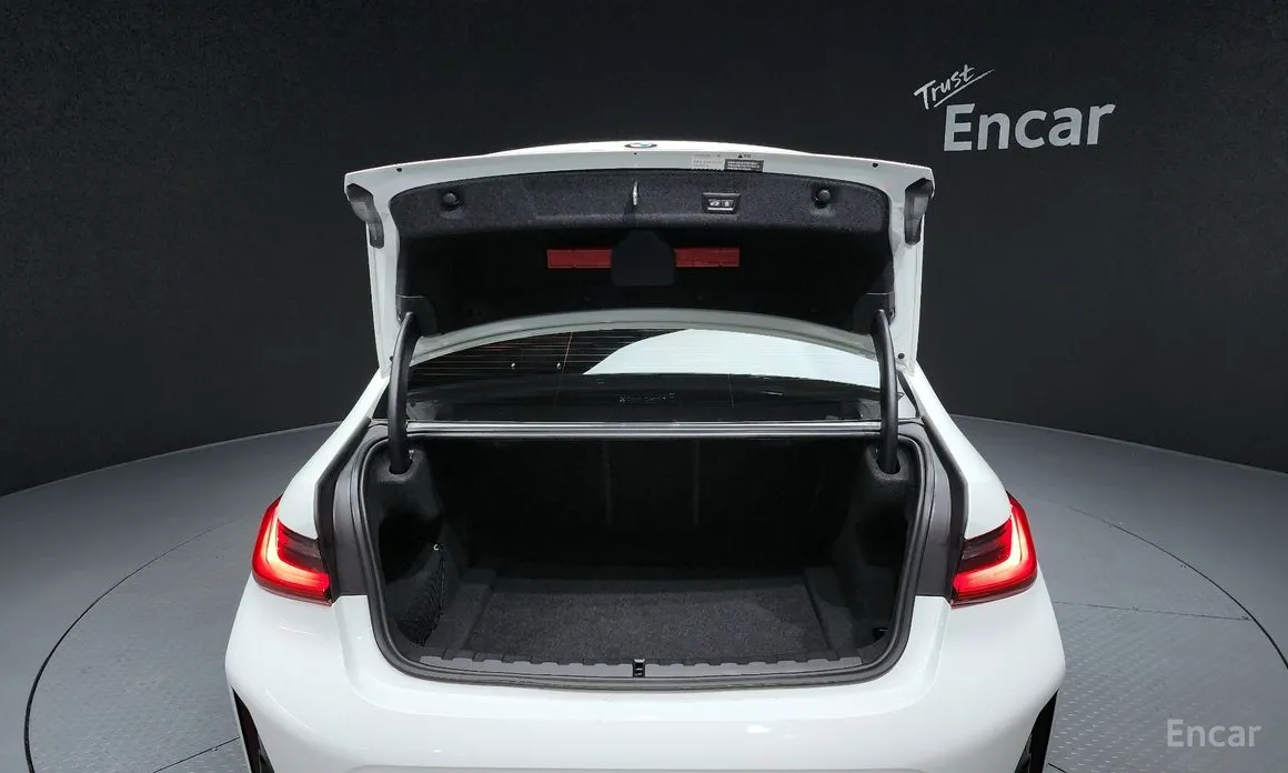 Photo 20 - BMW 3 Series