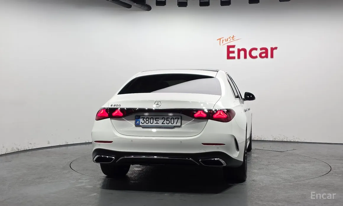 Фото 4 - Mercedes-Benz E-Class