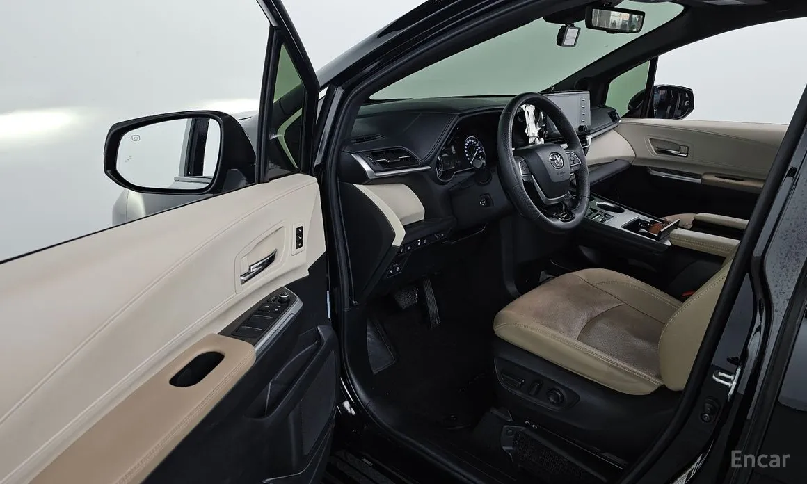 Photo 11 - Toyota Sienna