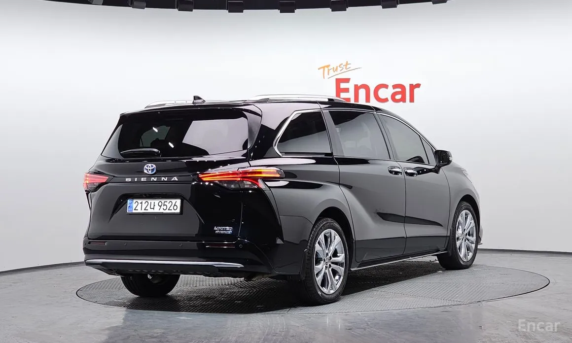 Photo 2 - Toyota Sienna