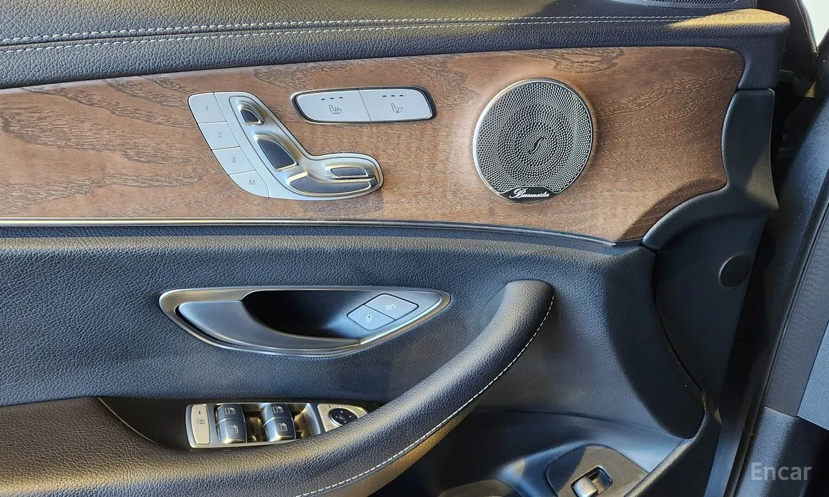 Фото 15 - Mercedes-Benz E-Class