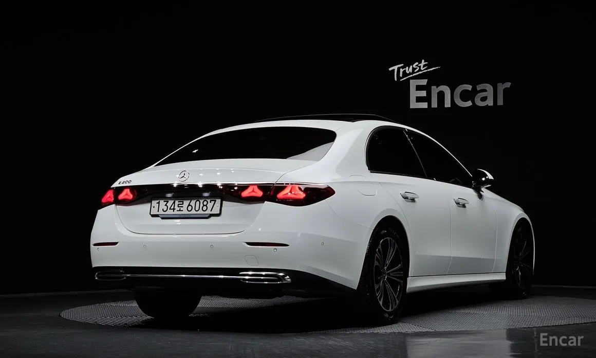 Фото 2 - Mercedes-Benz E-Class